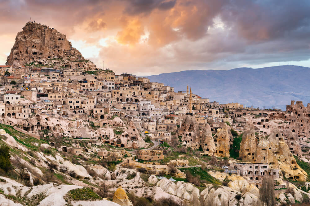 Kappadokien-Reise: Panoramasicht über den Ort Uçhisar mit seinem Burgfelsen.