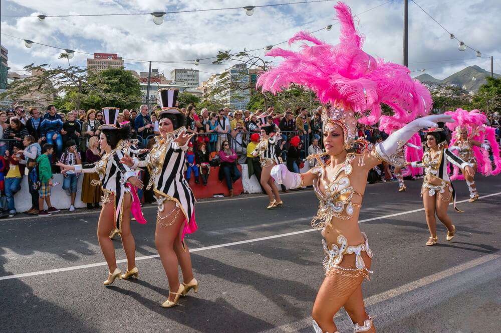 Karneval auf den Kanaren: Straßenparade mit tanzenden Frauen.