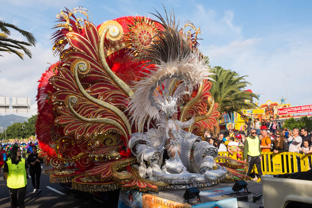 Karneval auf Teneriffa: Karnevalswagen mit Frau im Königinnenkostüm.