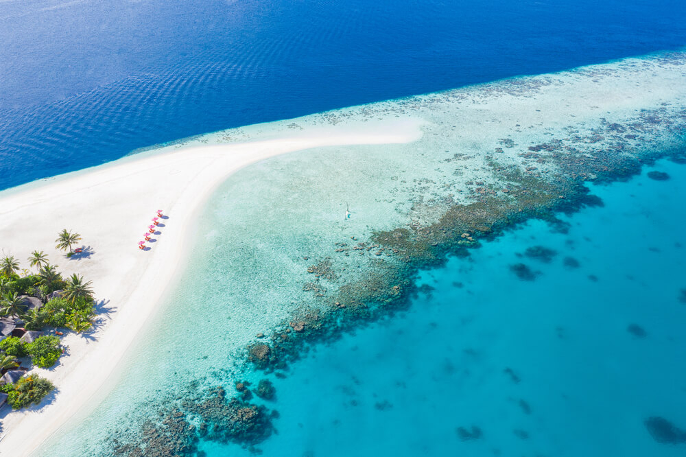 Korallen am Rand von einem Atoll aus der Vogelperspektive.