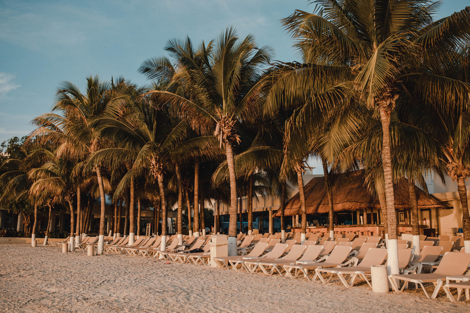 Kukulcan Boulevard: Beach lounge area at the Occidental Costa Cancún