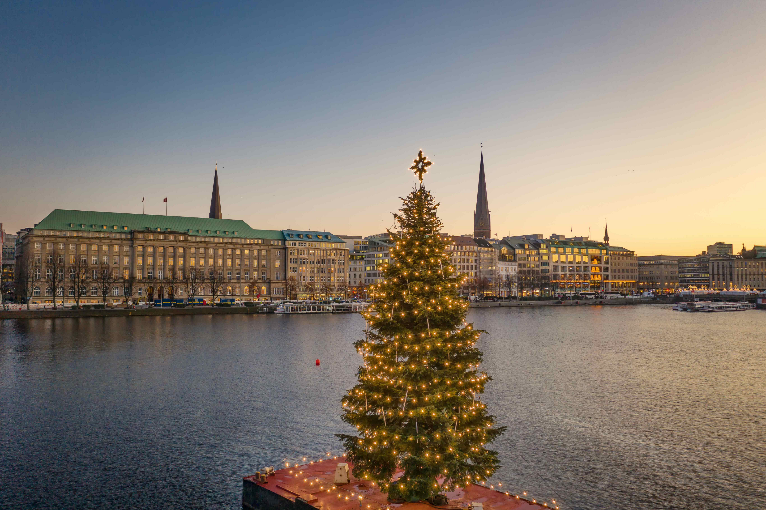 Kurztrip im Dezember: geschmückter Tannenbaum auf der Alster in Hamburg.