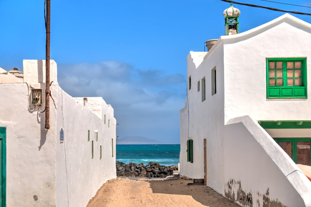 Sandige Straße in Caleta del Sebo, Kanarische Inseln.