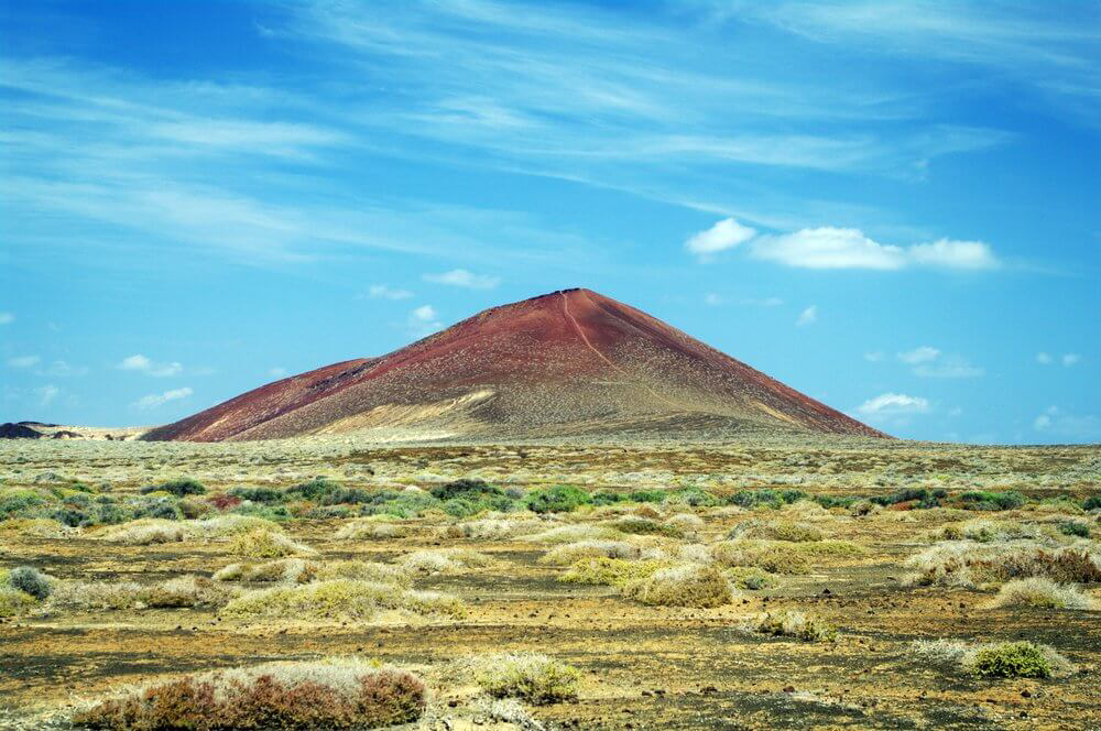 Der rote Berg Montaña Bermeja auf der Insel La Graciosa