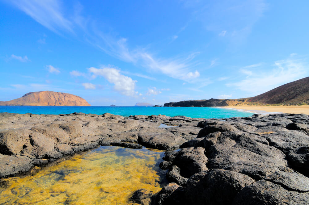 Natürliches Schwimmbecken und Strand auf der Insel La Graciosa.