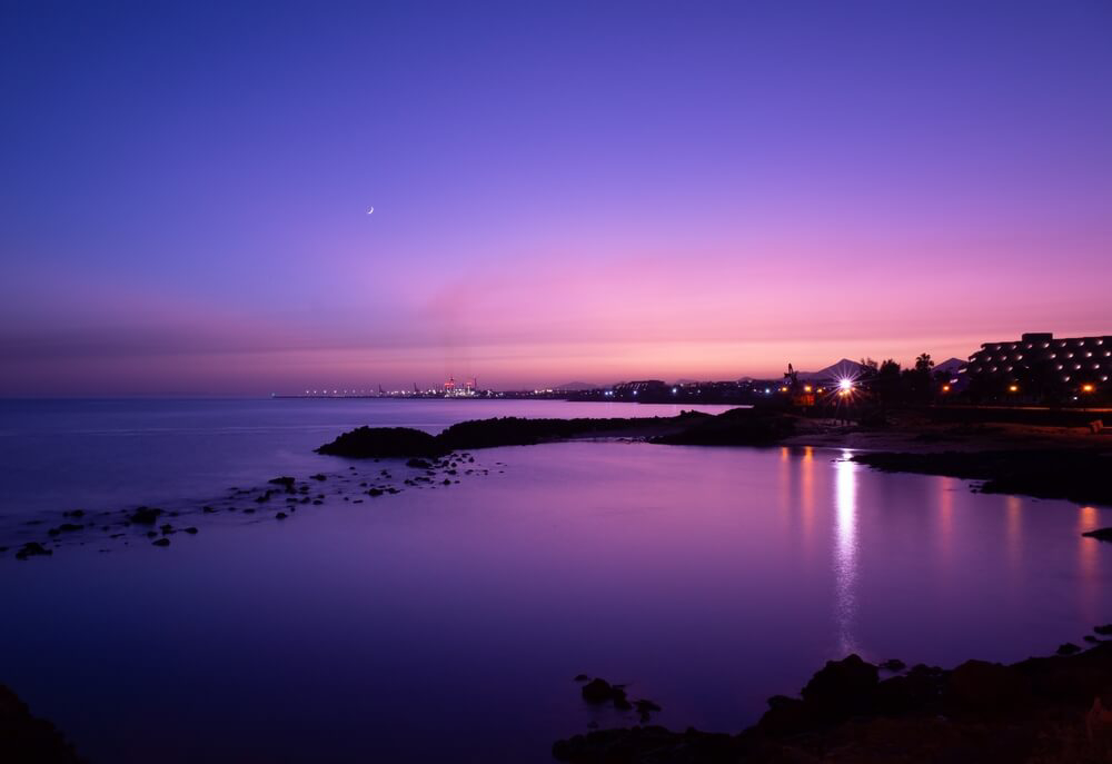 Costa Teguise nightlife: Purple sunset over the beach of Costa Teguise, Lanzarote