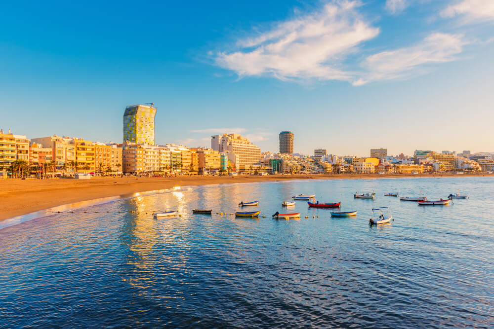 Sightseeing Las Palmas: A panoramic view of the golden sand beach Las Canteras