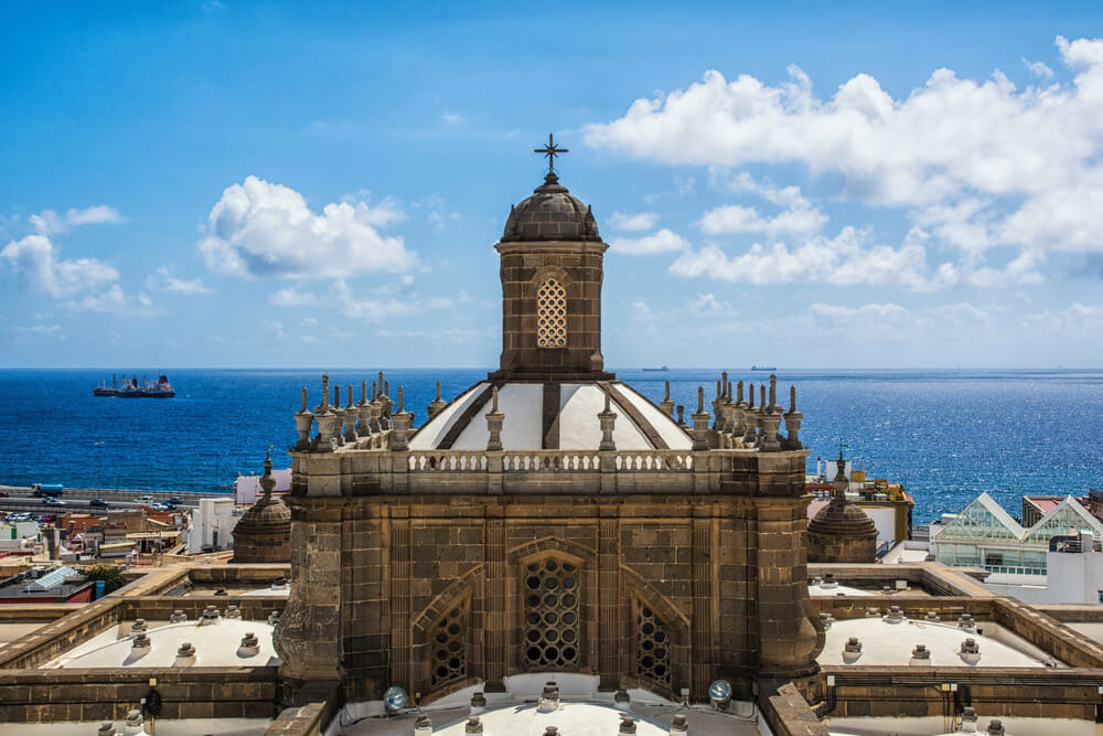 Kathedrale Santa Ana mit dem Meer im Hintergrund.