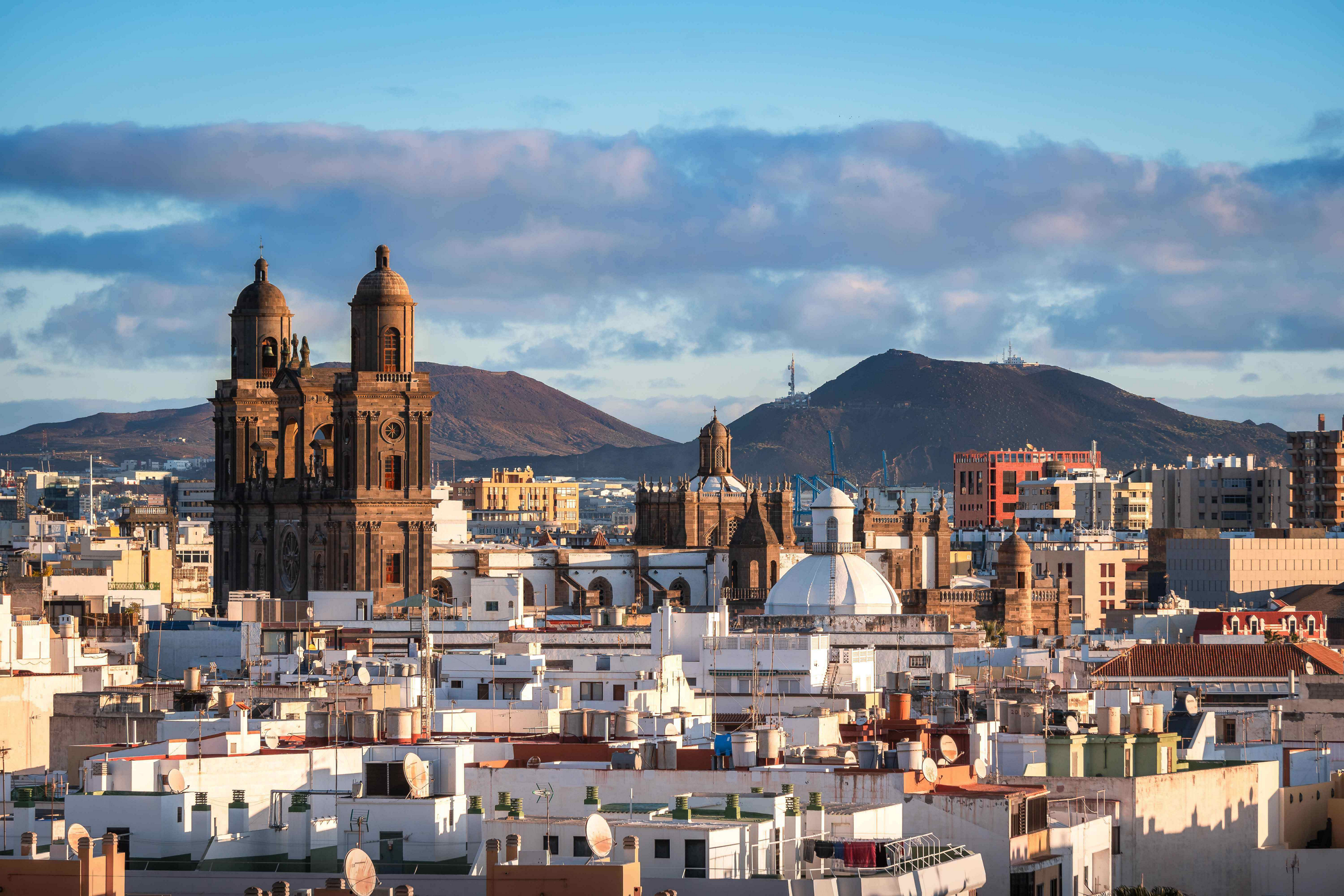 Las Palmas Sehenswürdigkeiten: Blick auf die Altstadt mit den Bergen im Hintergrund.