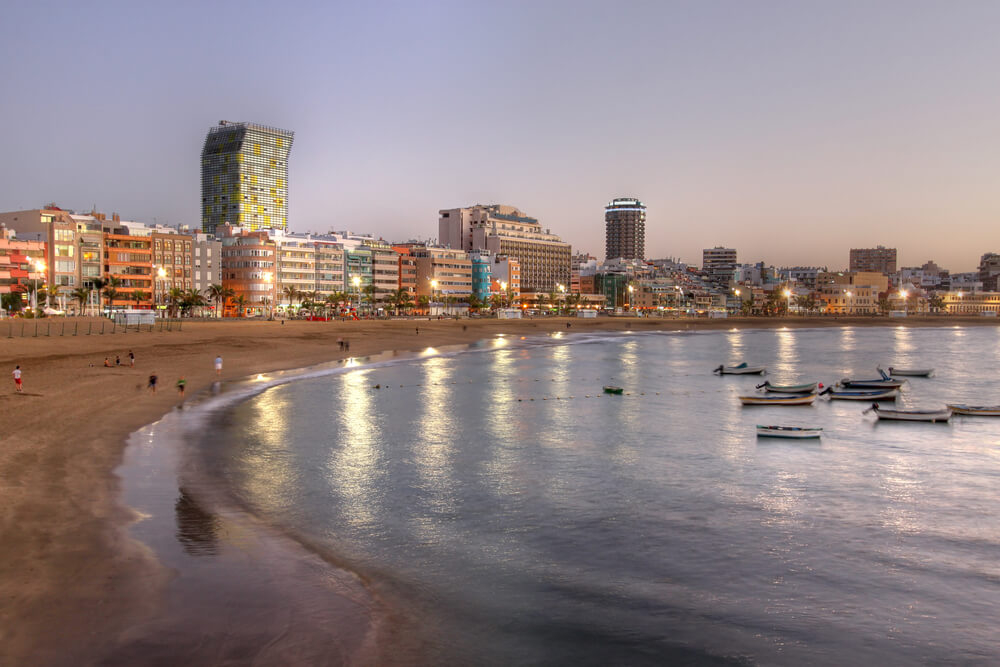 Der Playa de Las Canteras in Las Palmas in der Abenddämmerung.