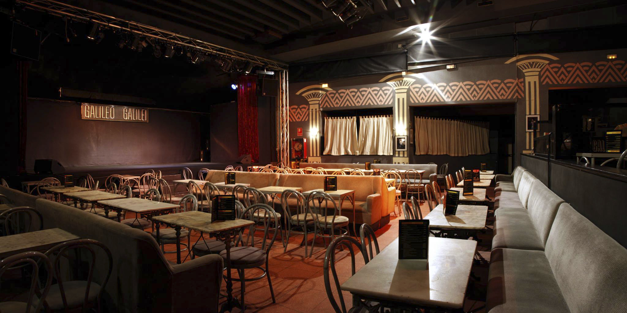 Galileo Galilei: Rows of tables facing a stage in a music venue in Madrid