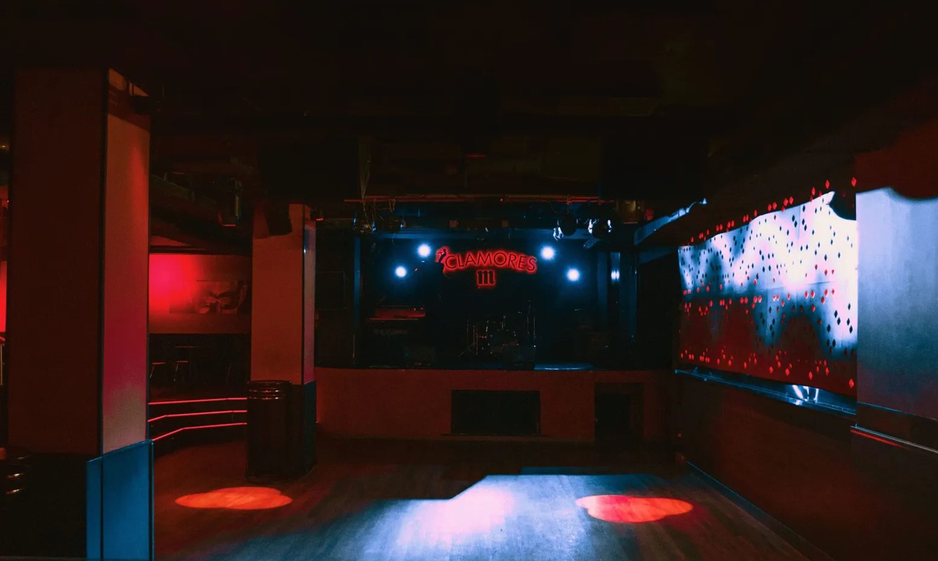 Sala Clamores: Dark, red and black interiors of a nightclub in Madrid