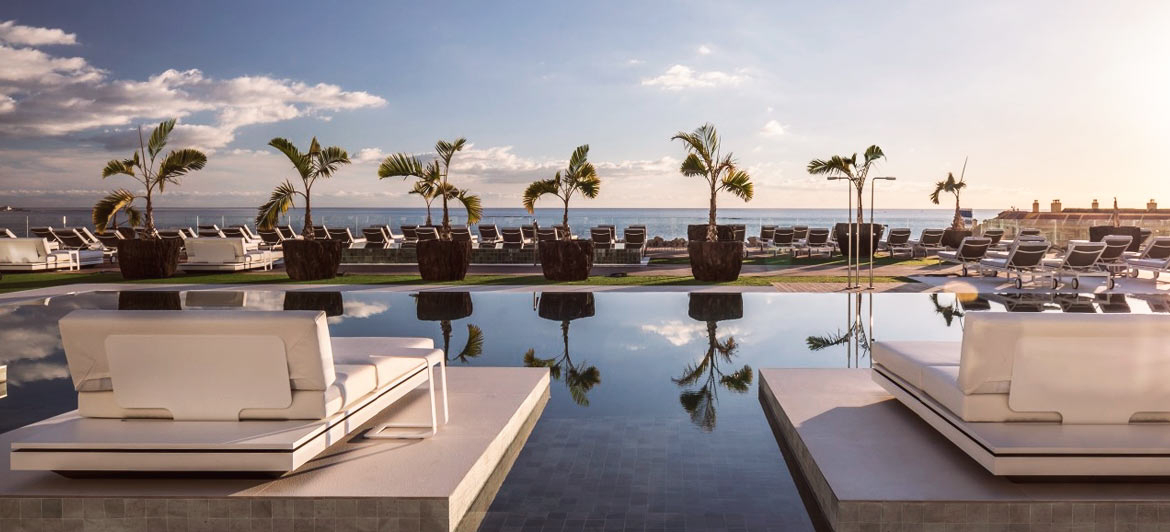 Rest and relax in one of the best beach hotels Tenerife