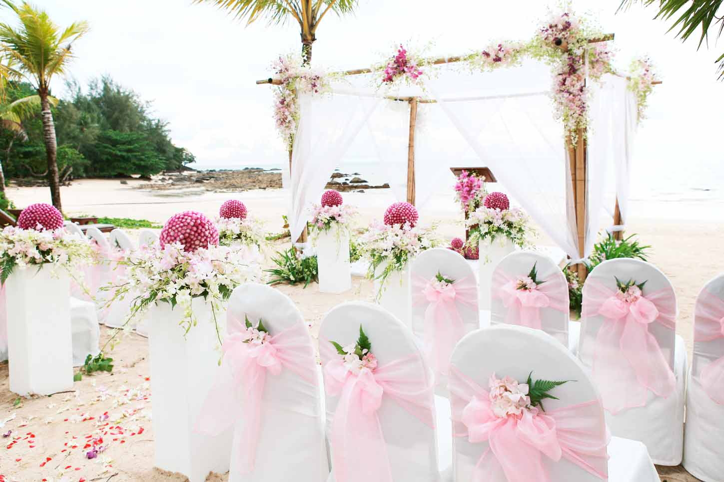 Una cornice idilliaca, fresca e marina per un matrimonio sulla spiaggia