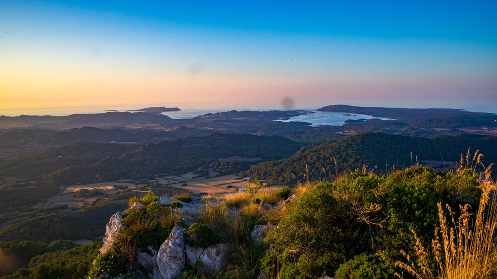 Menorca-Unternehmungen: Blick vom Monte Toro auf die Küste in der Dämmerung.