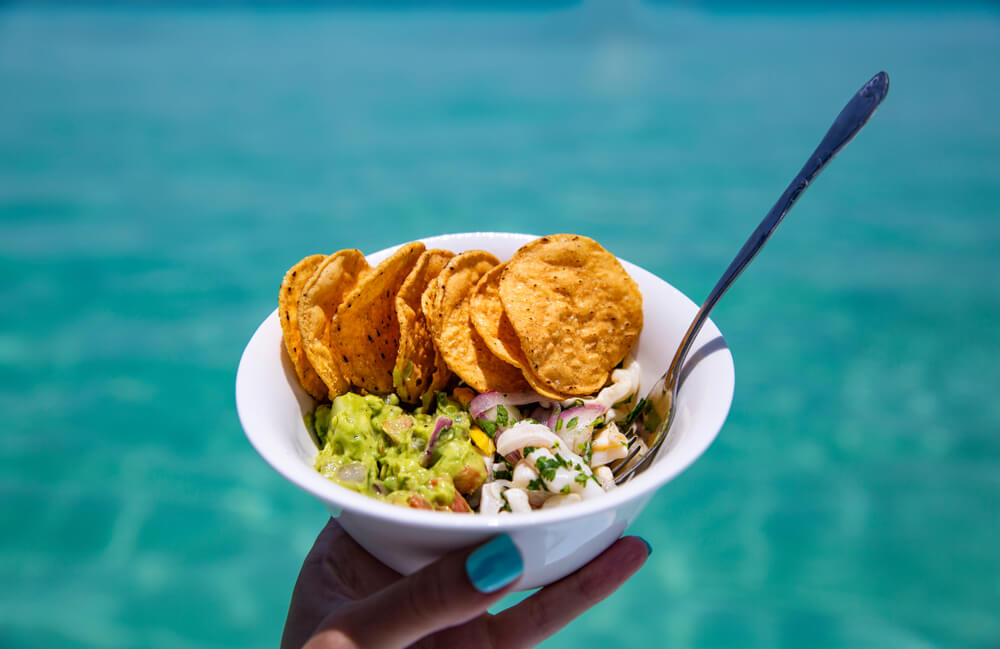 Mexikanische Küche: Guacamole in einer kleinen Schale.