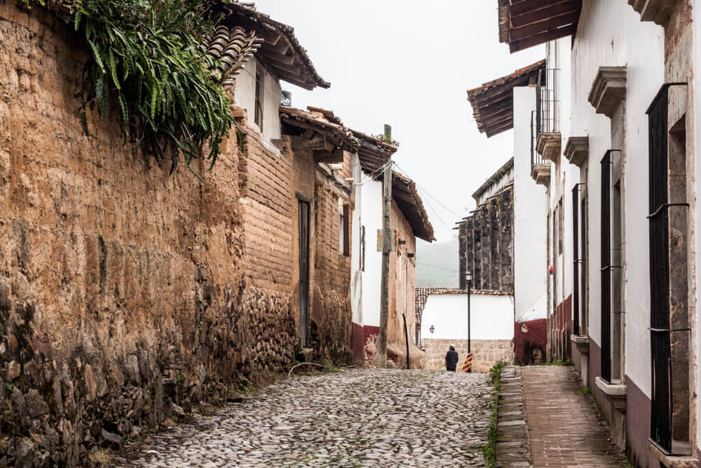 Gasse mit alten Häusern in San Sebastián del Oeste.