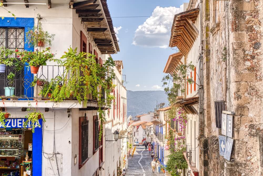 Balkone mit Pflanzen im Ort Taxco de Alarcón.