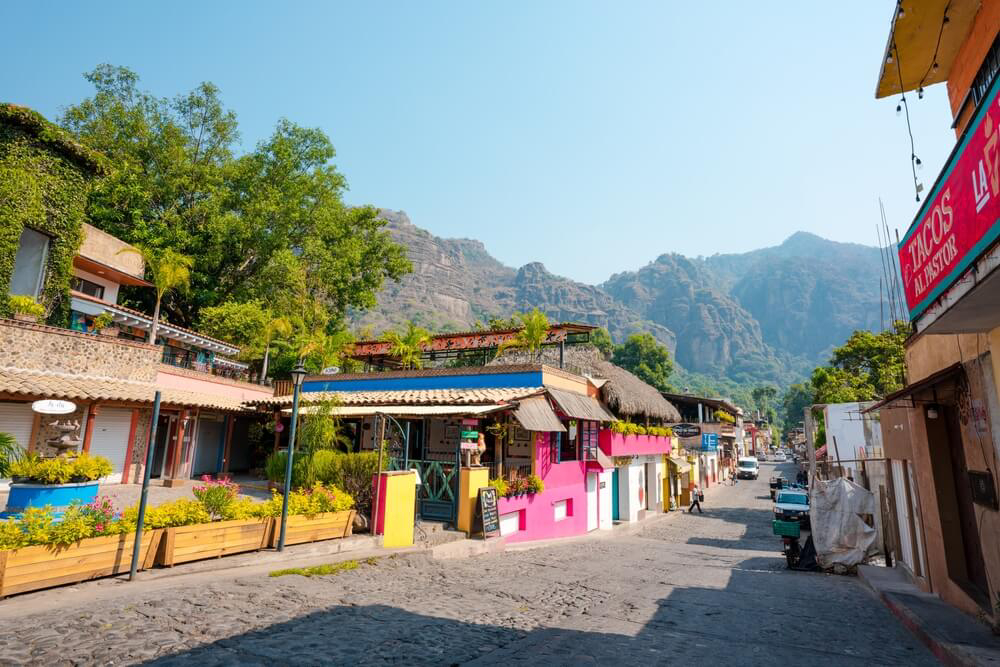 Bunte Fassaden in Tepoztlan, Mexiko.