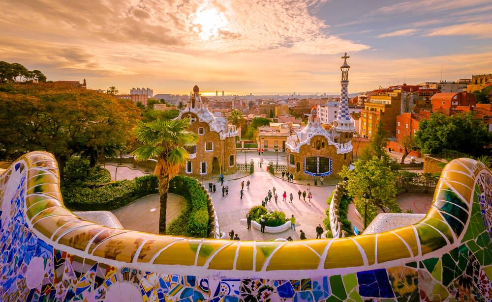 Park Güell Barcelona: Sun setting over Park Güell seen from a lookout point