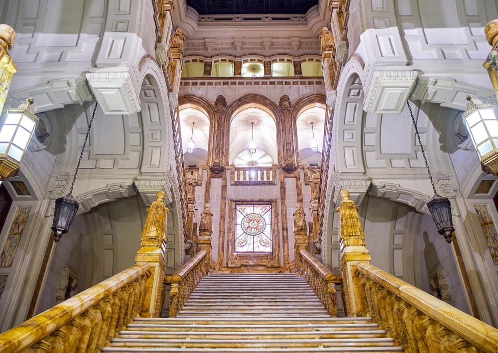 Prunkvolle Marmortreppe im Museo Naval in Madrid.