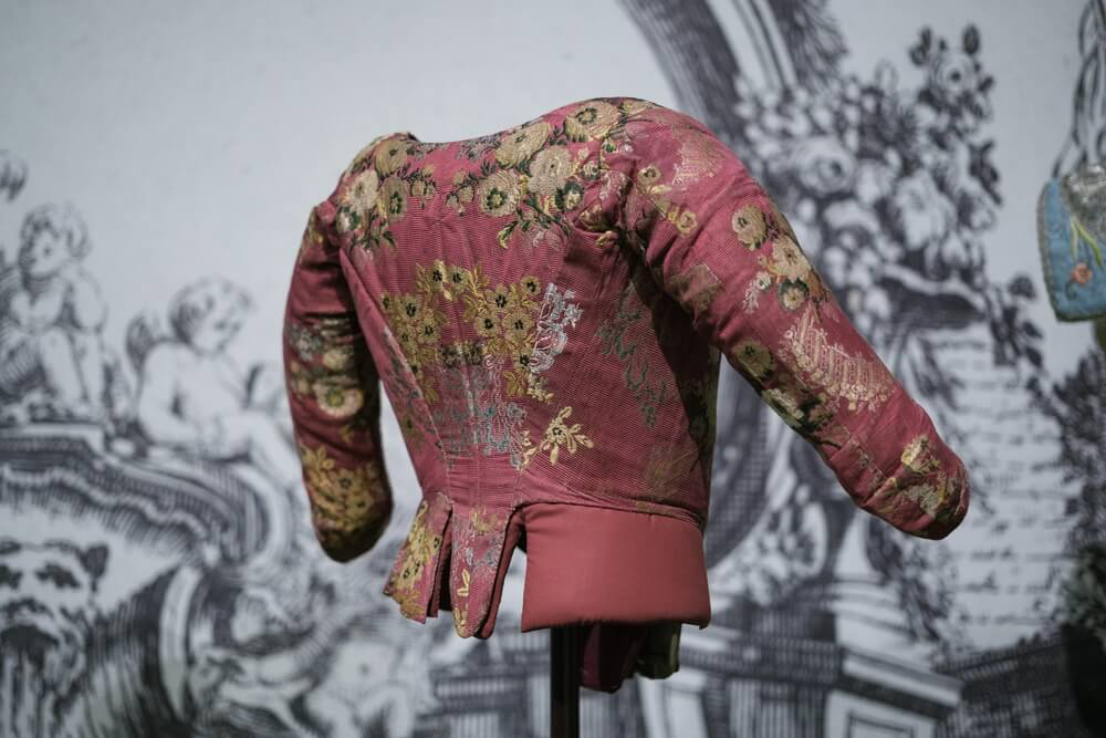 Fashion Museum Madrid: A red silk embroidered cropped antique male jacket