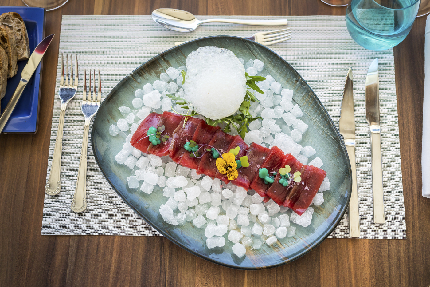 Nachhaltige Gastronomie: ein Teller mit frischen Zutaten auf Eis.