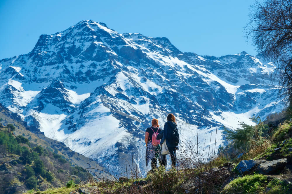 Nationalparks Andalusien: verschneite Berge in Sierra Nevada.