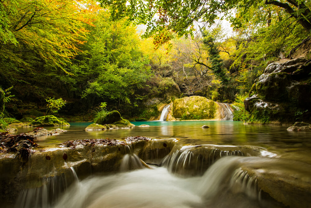 Nordspanien-Urlaub: paradiesische Flusslandschaft mit Wasserfällen