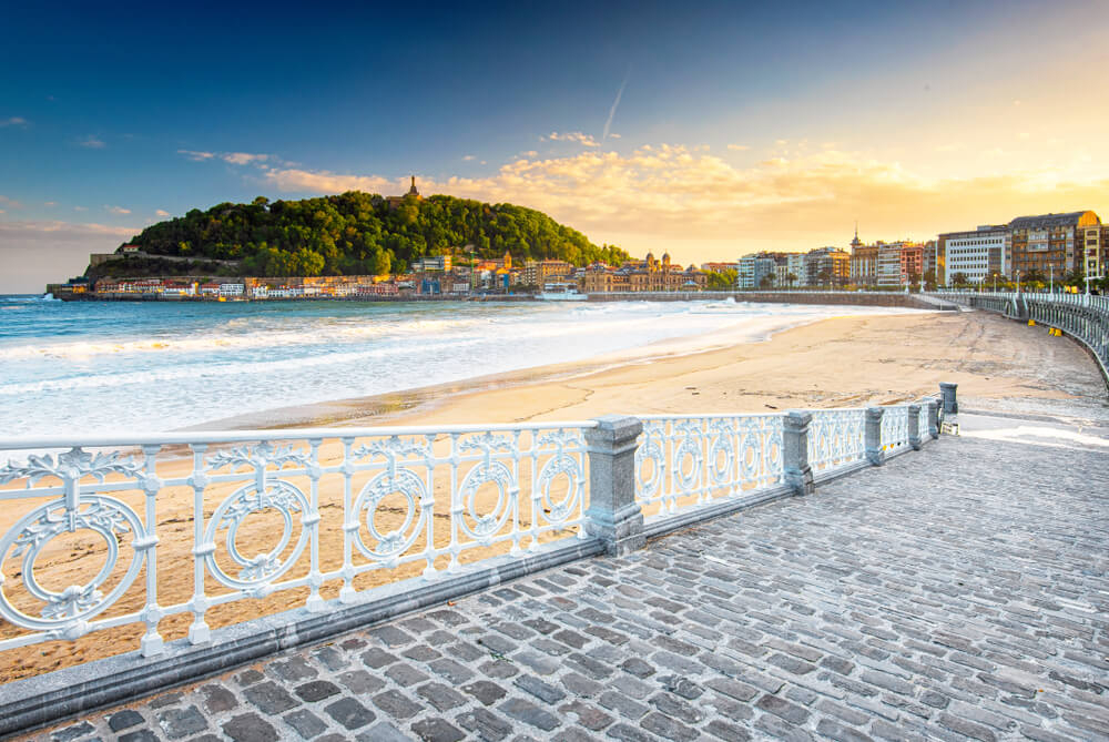 Urlaub im Baskenland: Strand- und Strandpromenade von San Sebastián in der Dämmerung