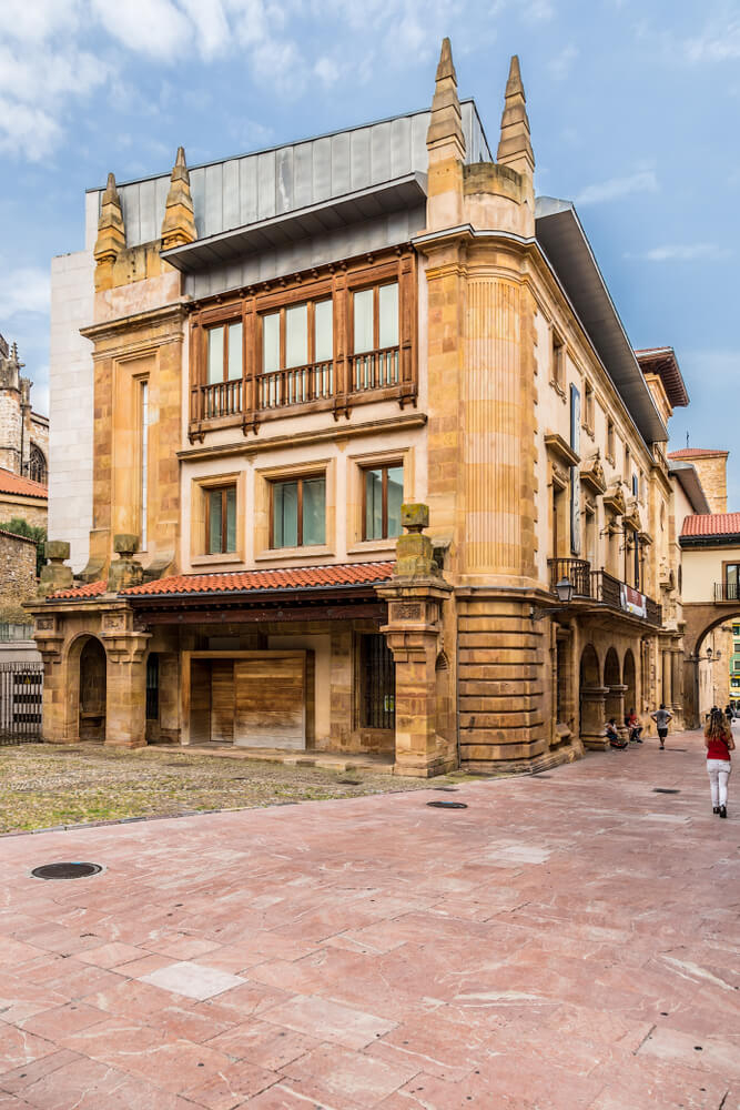 Das Archäologische Museum von Asturien von außen.