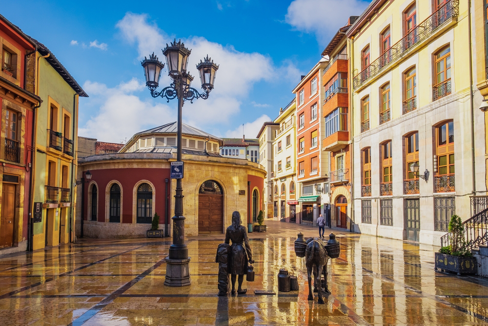 Oviedo Sehenswürdigkeiten: Plaza de Trascorrales mit Statue einer Milchfrau und einer Eselin.