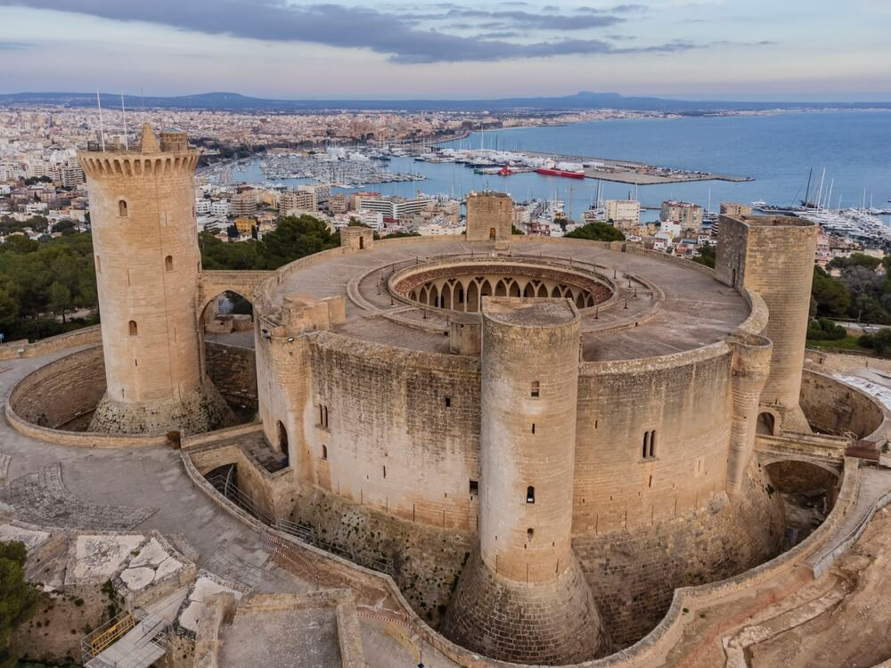 Das Castell de Bellver mit dem Hafen von Palma de Mallorca im Hintergrund.