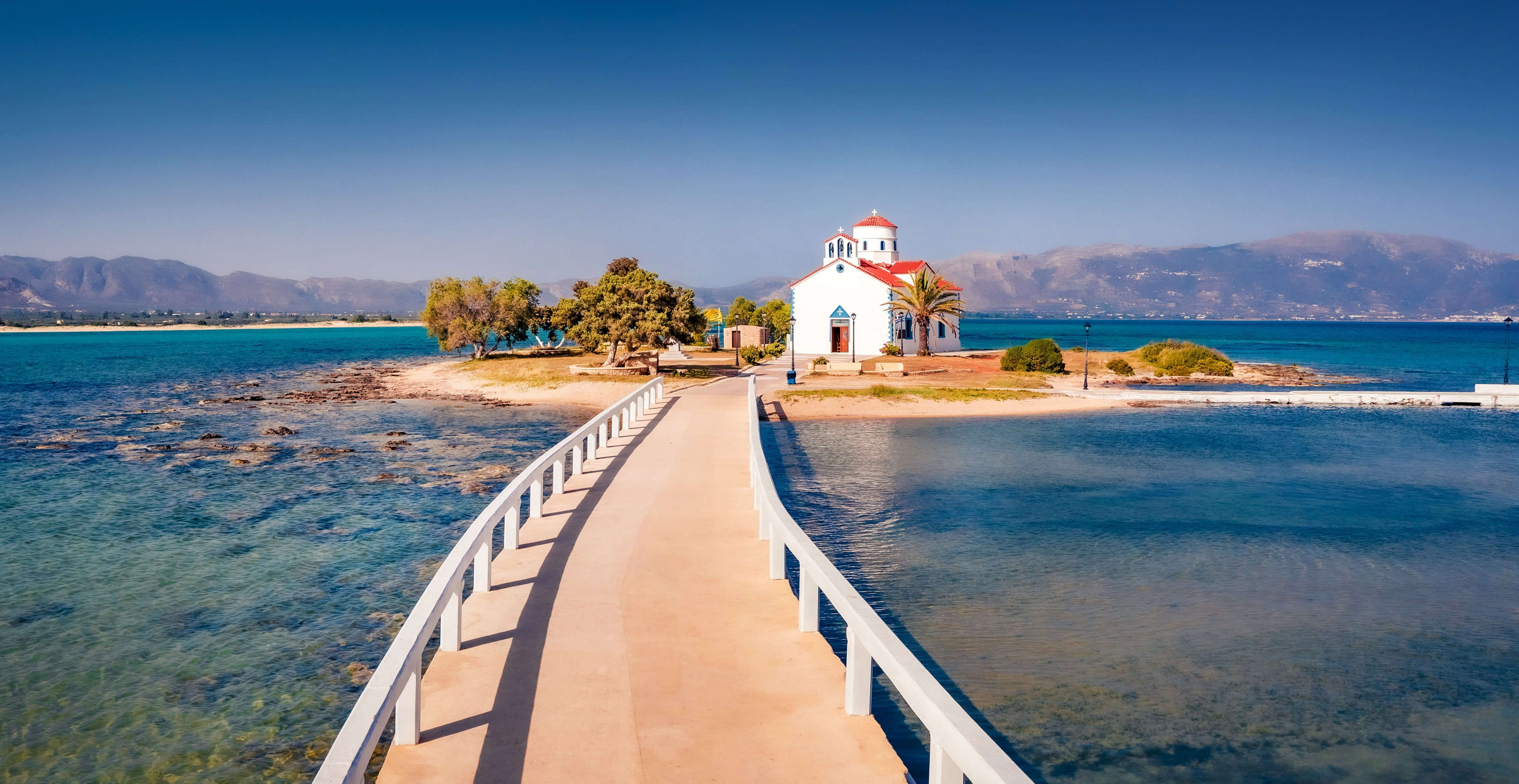 Peloponnes schönste Orte: Kirche auf einer kleinen Insel.