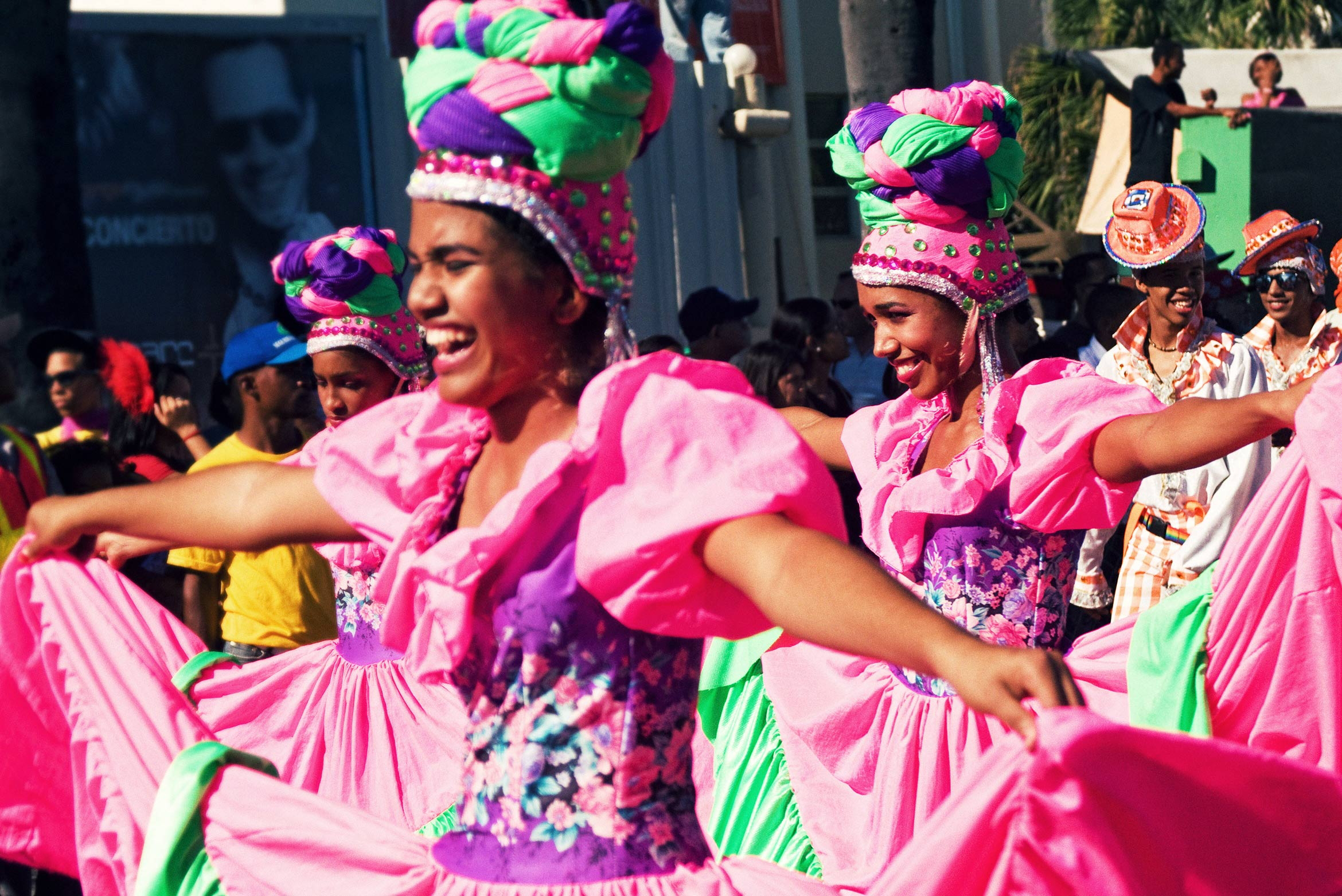 pin-and-travel-personajes-carnaval-santo-domingo2x.jpg