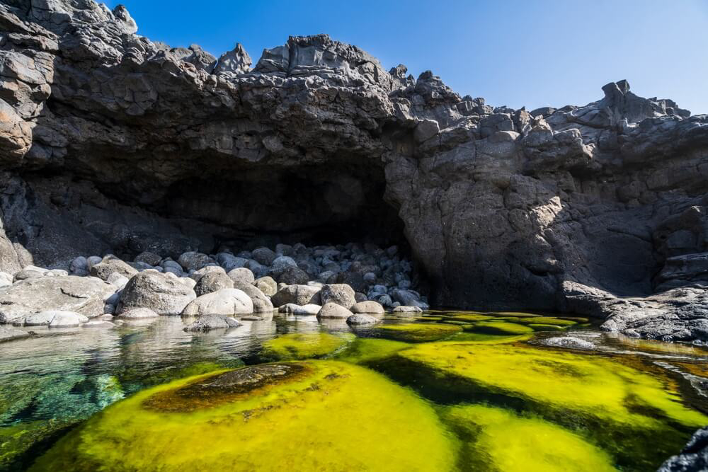 Playa Blanca Urlaub: natürliches Schwimmbecken im Lavagestein.