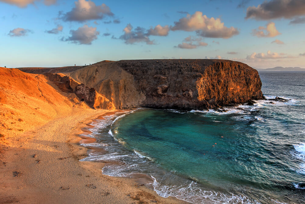 Playa Blanca Urlaub: Bucht mit Strand an der Punta de Papagayo.