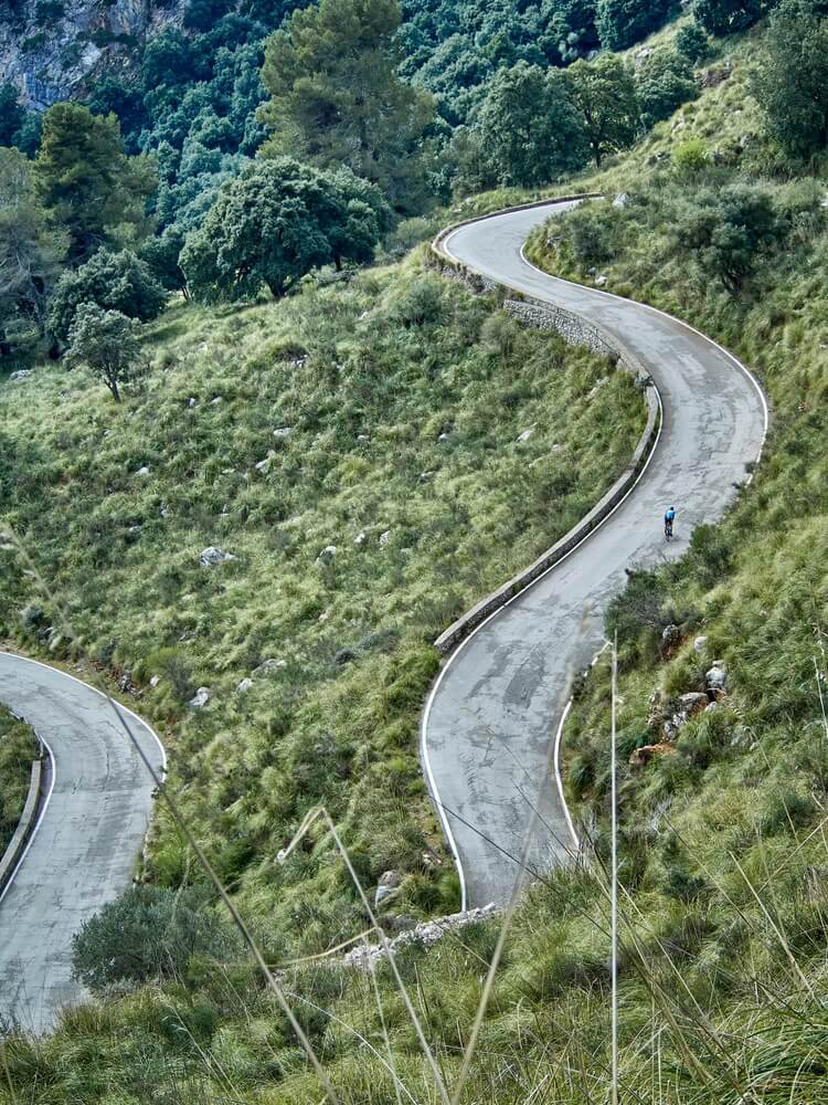 Radfahren auf Mallorca: einsamer Radfahrer in der Serra de Tramuntana.