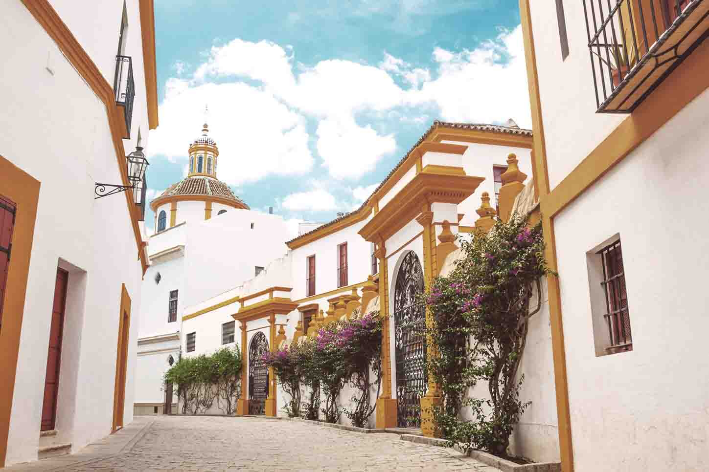 Romantische Reiseziele in Andalusien: Das Viertel Santa Cruz in Sevilla.