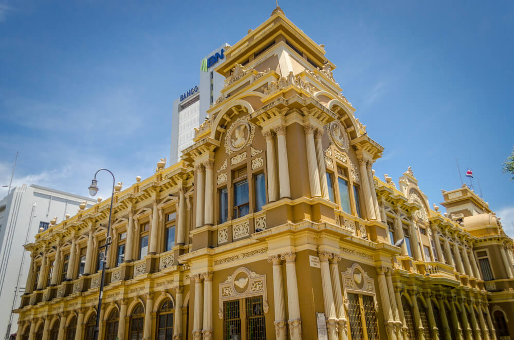 Fassade des Postgebäudes (Correos) in San José.