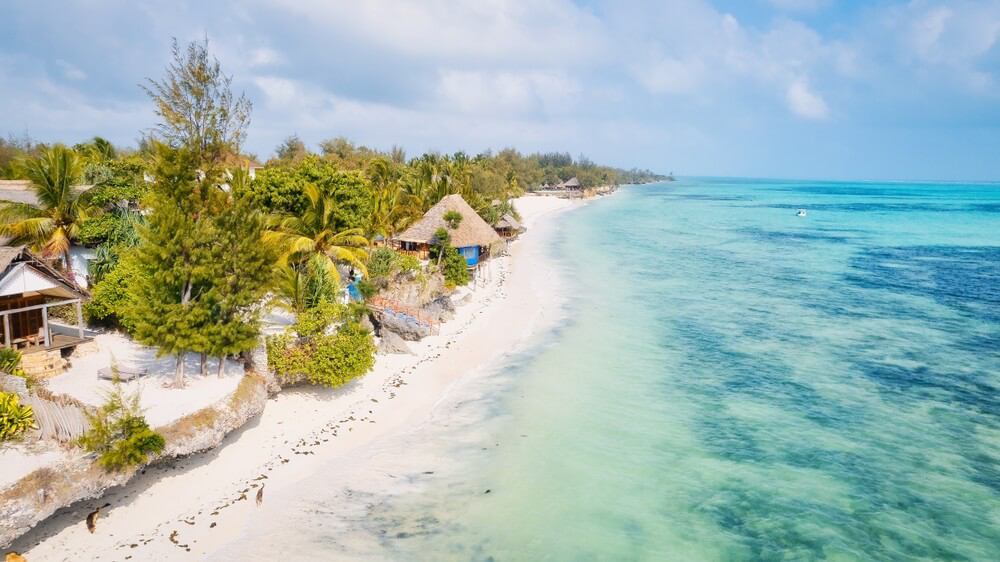 Fischerdorf mit Strand in Sansibar.