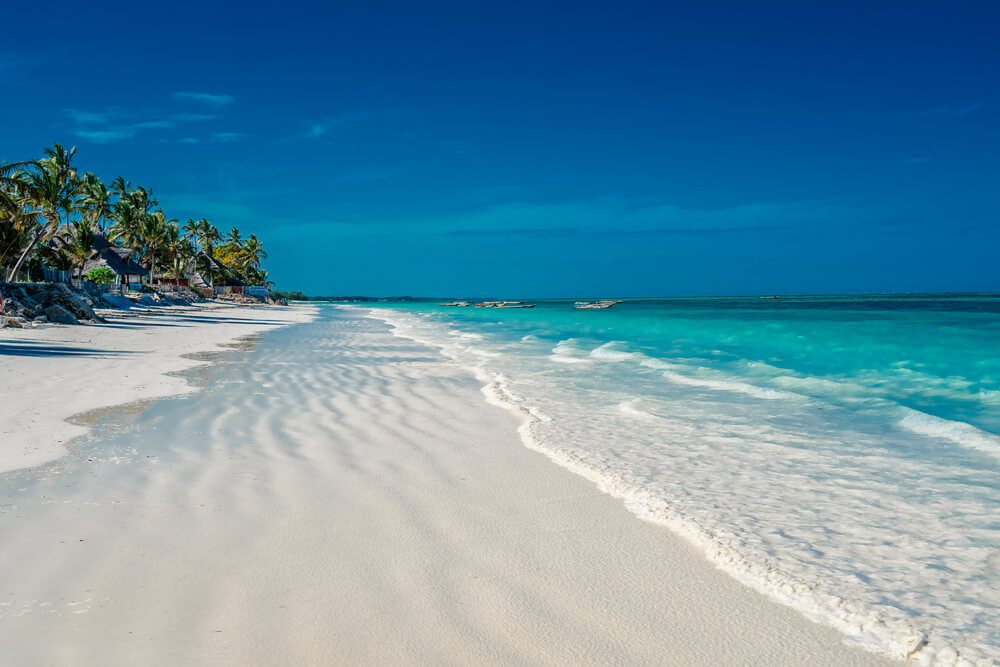 Schneeweißer Strand in Sansibar.