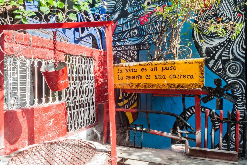 Santería: Im Callejón de Hamel in Havanna gibt es viele Darstellungen von verschiedenen Orishas.