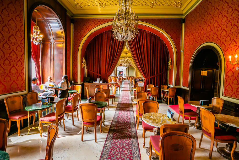 Saal im Café Gerbeaud, einem der vielen Kaffeehäuser in Budapest.