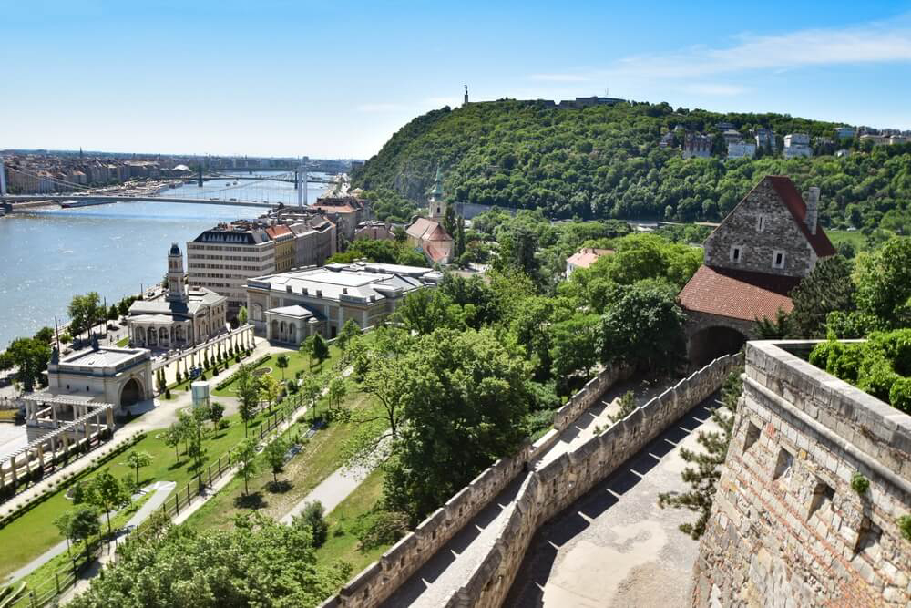 Sehenswürdigkeiten in Budapest: Blick auf den Géllertberg vom Burghügel aus.