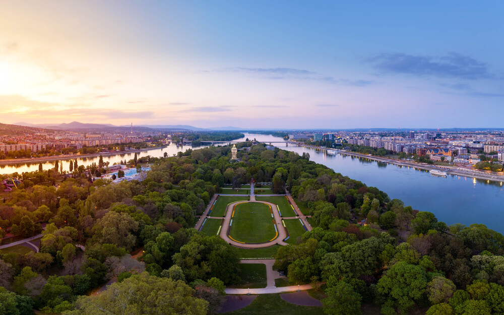 Sehenswürdigkeiten in Budapest: die Margareteninsel aus der Luft gesehen.