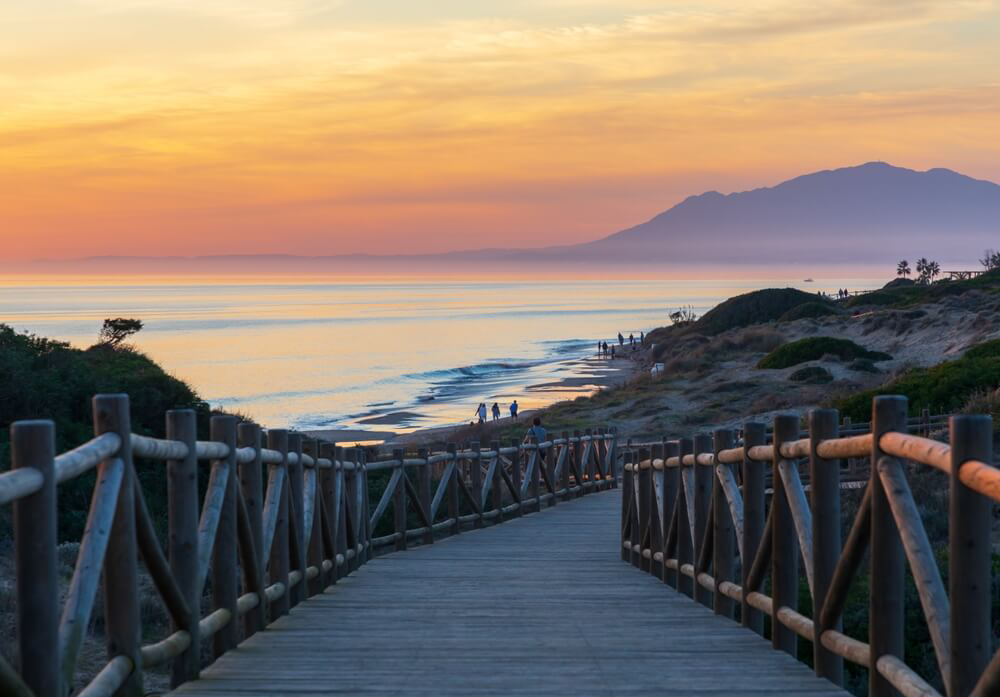 Der Strand von Cabopino in der Abenddämmerung.