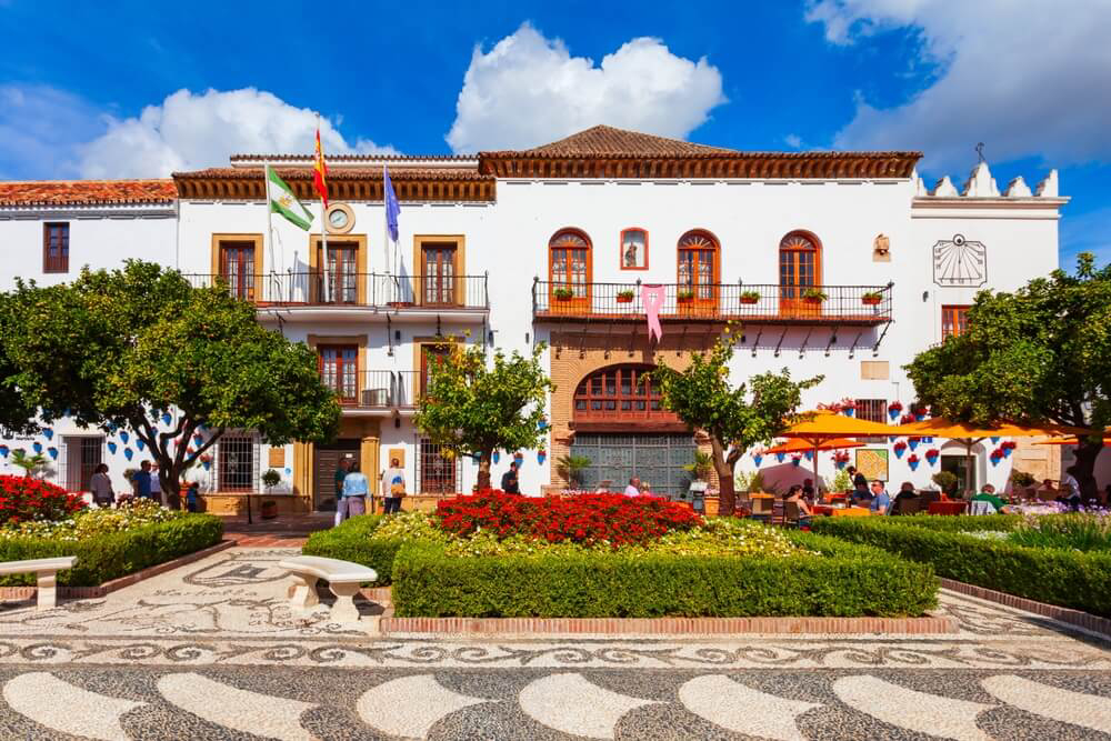 Sehenswürdigkeiten in Marbella: der Plaza de los Naranjos im Sonnenschein.