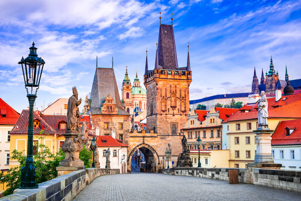 Die Karlsbrücke in Prag mit Häusern der Altstadt im Hintergrund.