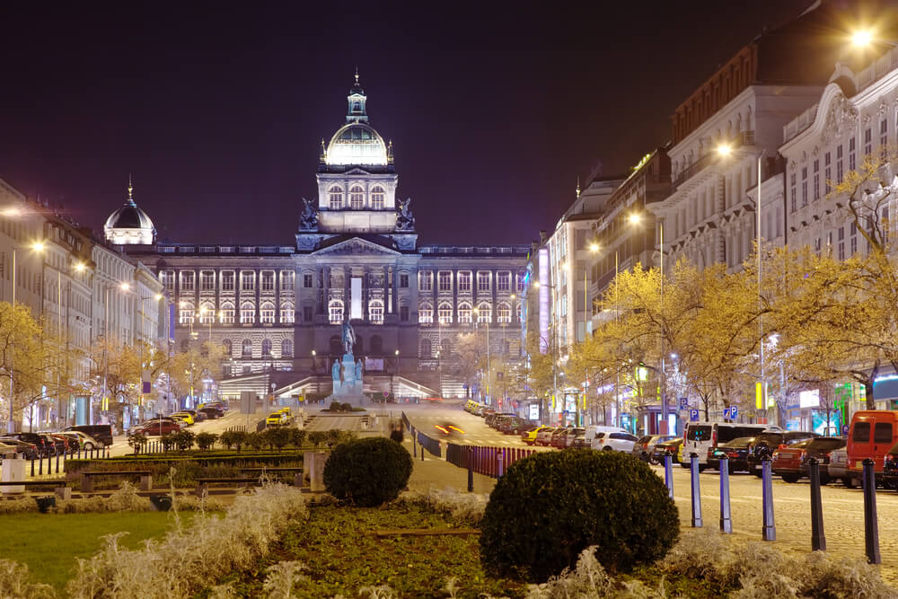 Sehenswürdigkeiten in Prag: der Wenzelsplatz bei nächtlicher Beleuchtung.